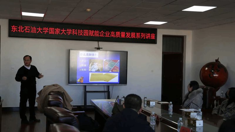 企业在选择财税公司时，要关注其收费是否透明可比。以下是一些注意事项：